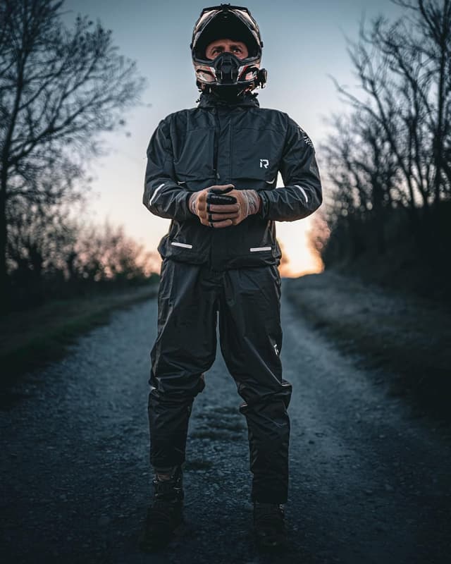 Detalle de RIDEIRON Tuta Antipioggia Moto Uomo impermeabile 10.000 mm traspirante riflettente e compatta