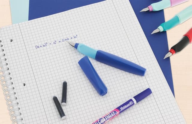 Detalle 2 de Pelikan Twist in Colori assortiti – penna stilografica ergonomica ricaricabile con pennino M, cancellino e 2 cartucce blu