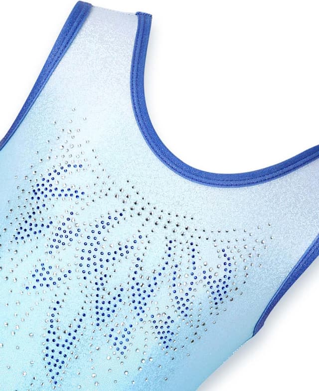 Detalle de Gogokids girls’ three-piece gymnastics set (sleeveless leotard, shorts and hairband) for ages 2–11