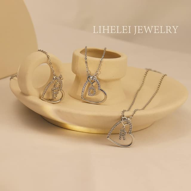 Detalle de LIHELEI Damen-Halskette mit Herz und Buchstabe aus 925 Silber – personalisierbare Initialen-Kette