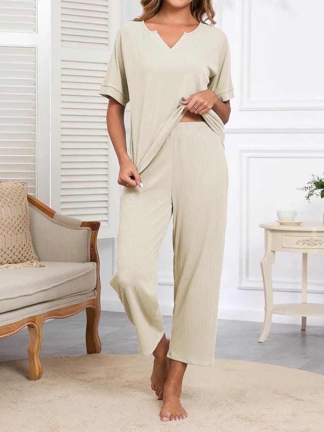 Detalle 2 de Famulily women’s lounge wear set: textured stripe V-neck top and wide-leg trousers with pockets