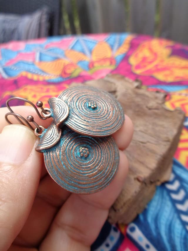 Detalle 2 de Runde Kupfer Ohrringe „Gerillte Kupfer Patina Kreise“ – kleine Ohrringe aus Kupfer