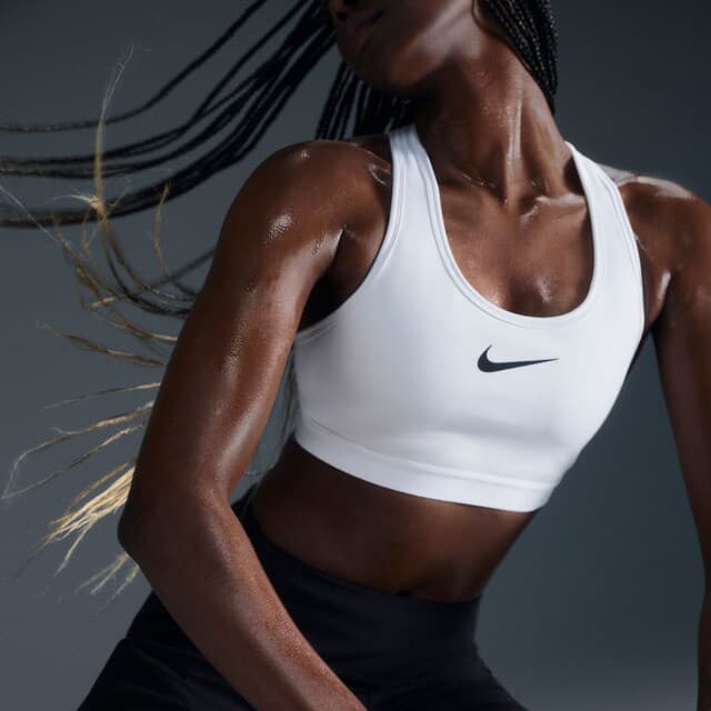Detalle de Nike Swoosh High Support: top de mujer de sujeción deportiva para alto impacto