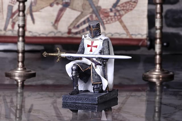 Detalle de Nemesis Now Knight’s Oath Pen Holder (White) – 16.8cm desk accessory