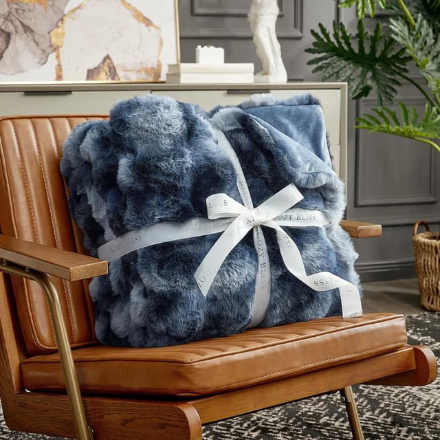 Detalle 2 de Cozy Bliss Faux Fur Throw Blanket 50x60