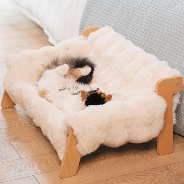 Detalle 2 de CheerPals erhöhtes Katzenbett aus Buchenholz (70 x 47 cm) mit abnehmbarer, waschbarer Plüschdecke