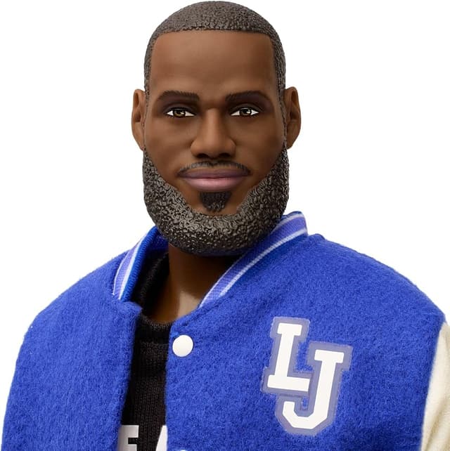 Detalle 1 de Barbie Signature Lebron James Muñeco Kenbassadors 🎮 HRM33