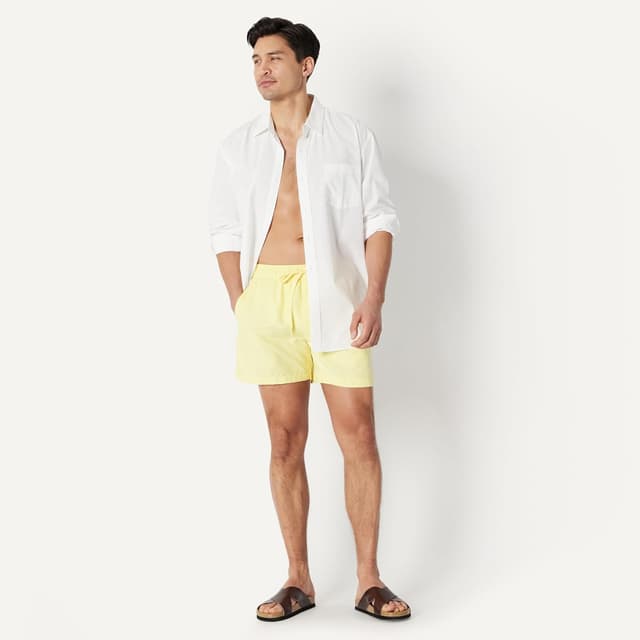 Detalle de Amazon Essentials men’s swimming trunks with mesh lining, pockets and drawstring closure