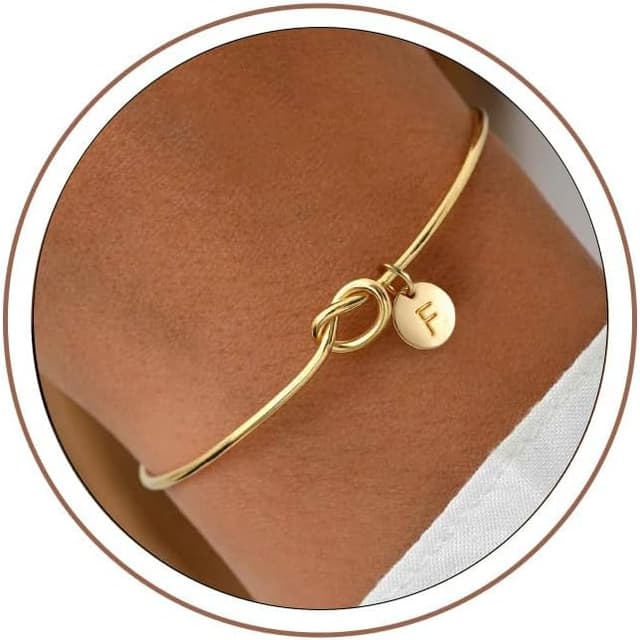 Detalle de Turandoss Armband Damen mit Buchstaben (A–Z), vergoldeter Armreif aus Edelstahl – 14K Gold Look, Ostern & Geschenk