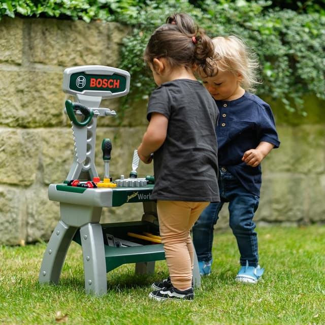 Detalle 2 de Theo Klein 8612 Bosch Werkbank Junior 2+ inkl. Helm & Schraubstock – Spielzeug-Werkbank für Kinder ab 2 Jahren