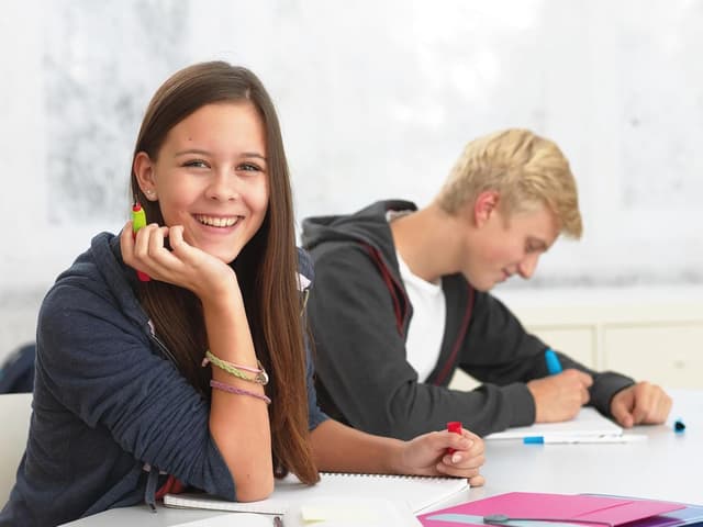 Detalle de Pelikan Twist in Colori assortiti – penna stilografica ergonomica ricaricabile con pennino M, cancellino e 2 cartucce blu