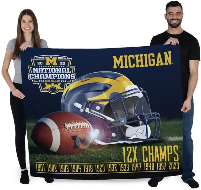Detalle 2 de Northwest NCAA Michigan Wolverines 2023 FBC National Champions wall hanging tapestry