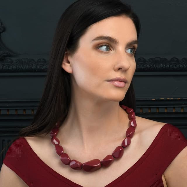 Detalle de Collana da donna ZAVANA lunga 56 cm in resina, stile bohémien (bordeaux)