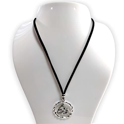 Detalle de Collar Nudo de Bruja WORLD GOBLINS en antelina negra (50 cm) con amuleto de protección y bolsa de yute