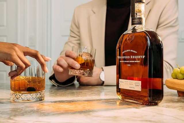 Thumbnail 2 de Woodford Reserve Bourbon 700ml 🥃 - Sabor Tostado y Albaricoque