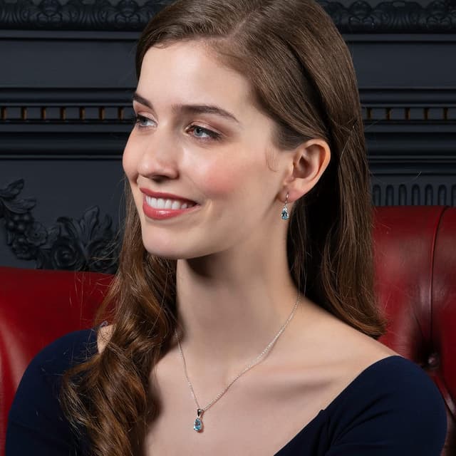 Detalle de Boucles d’oreilles pendantes Namana en argent 925 avec topaze bleue naturelle en forme de goutte