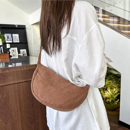 Detalle de Aucuu bolso bandolera para mujer de media luna impermeable (nailon) en marrón