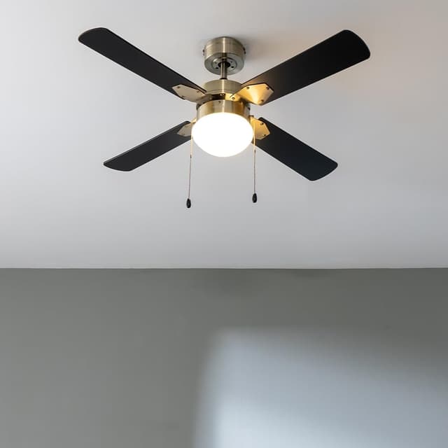 Detalle 2 de Cecotec EnergySilence Aero 450 GoldBlack ventilatore da soffitto con luce da 50 W e 106 cm