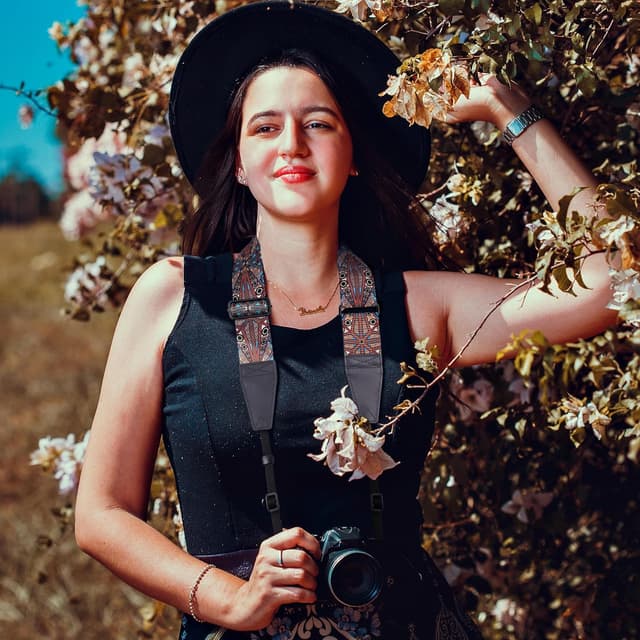 Detalle de Padwa Lifestyle Adjustable Camera Strap with Quick Release Clip – 2 inch full grain leather ends & embroidered cotton strap