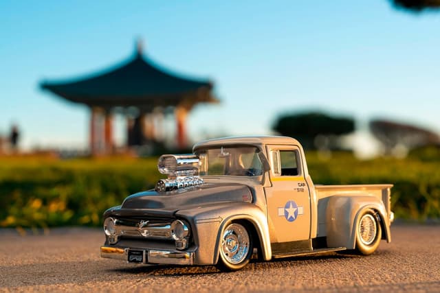 Thumbnail 3 de Jada Toys Street Fighter 1956 Ford Pickup (1:24) – Die-cast Modell mit Öffnungsdetails