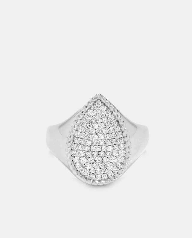 Detalle de Yvonne Léon Anillo de oro y diamantes 💍