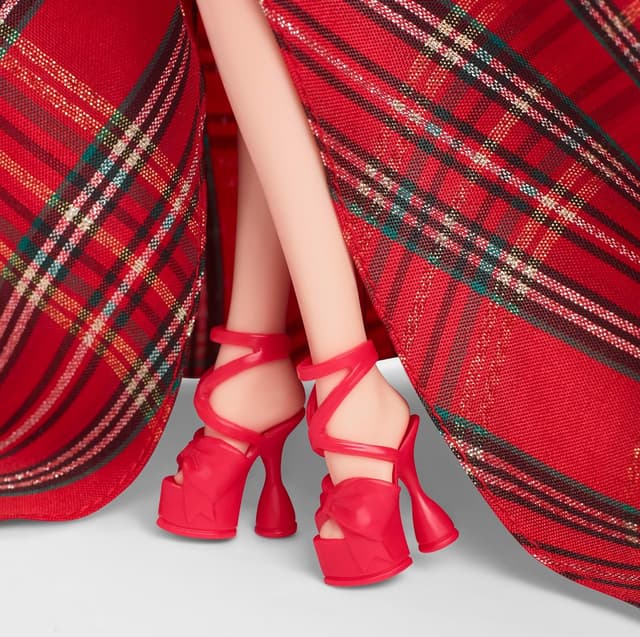 Detalle 2 de Barbie Signature 2024 Holiday Rubia, Vestido Cuadros