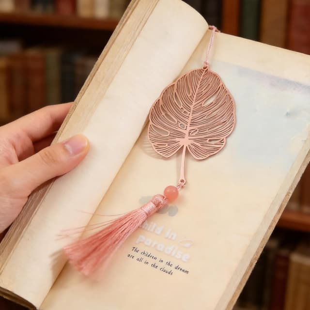 Detalle de YBhuoo Elegant Metal Bookmark with Tassel & Gift Box (Rose Gold Monstera)