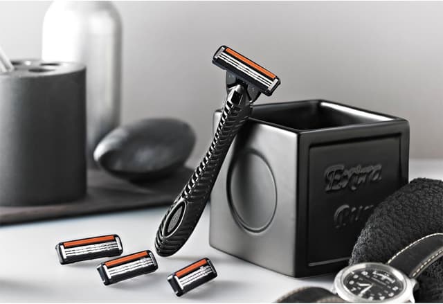 Detalle 2 de Rasoi usa e getta uomo BIC 4 Flex con barra protettiva in gomma e banda emolliente (confezione da 8)