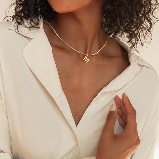 Detalle 2 de Esmoly Iniziale Collana Donna Oro 14K Choker con lettera A-Z, lunghezza 16+2 inches