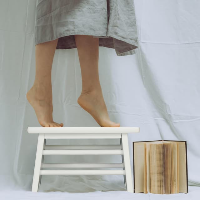 Detalle de Relaxdays sgabello poggiapiedi in bambù fino a 100 kg, bianco (20 x 33 x 21,5 cm)