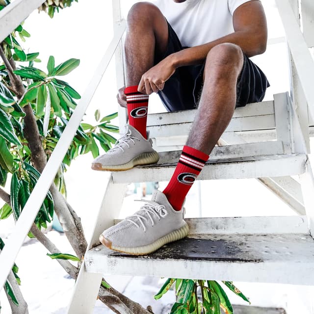 Detalle 2 de For Bare Feet NHL unisex-child 4 Stripe Deuce Crew socks (Carolina Hurricanes)