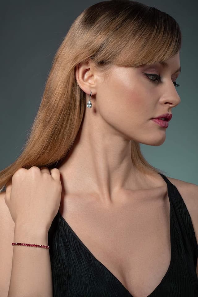 Detalle 2 de Bracelet ZAVANA rouge plaqué or ajustable avec oxydes de zirconium