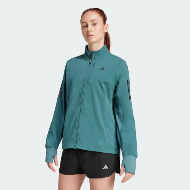 Detalle de Chaqueta de invierno adidas Own The Run verde para correr en frío