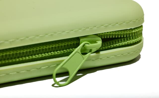 Detalle 2 de Astuccio in silicone soft touch Muitomas con zip 19 x 7,5 cm verde salvia