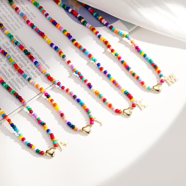 Detalle de Miss Chipmunk Bunte Perlenkette mit Initialen für Mädchen & Frauen – Choker mit Charm, vergöldet, Boho/Y2K