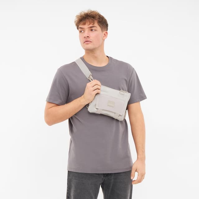 Detalle 2 de Johnny Urban Marsupio petto uomo e donna Avery 2-in-1: borsello e marsupio tattico idrorepellente