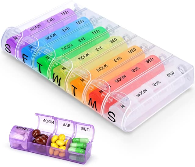 Detalle de Alyvisun 7 Day Pill Box Organiser (4 times a day) with spring-assisted pop-up lid and snap-on travel case