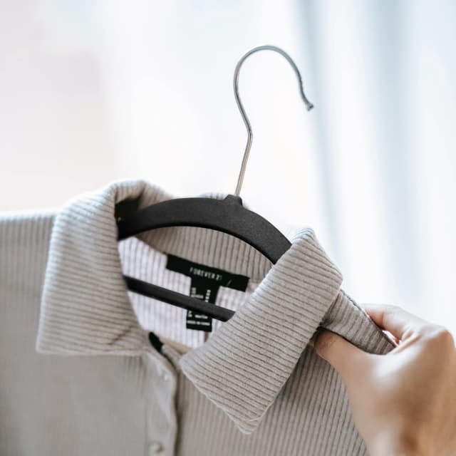 Thumbnail 6 de KEPLIN Velvet Hangers 30 Pack (Black) – Non-slip clothes hangers with tie bar & 360° hook