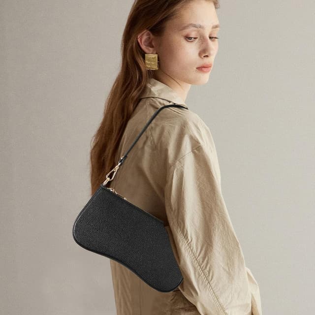 Detalle de FALAN MULE RFID crossbody phone bag for women in vegan leather-look with long strap and card slots
