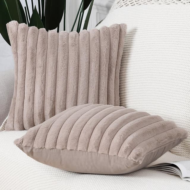 Detalle de Madizz set of 2 faux fur cushion covers (18x18 inch / 45x45 cm) in taupe