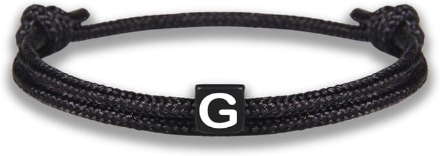 Detalle de GD GOOD.designs bracciale con lettere, regolabile in corda intrecciata nera