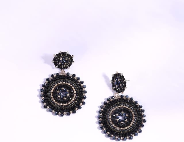 Detalle 2 de Damen-Perlenohrringe im Bohème-Stil mit Rocailles & Anhänger – baumelnde Sommer-/Strand-Statement-Ohrringe