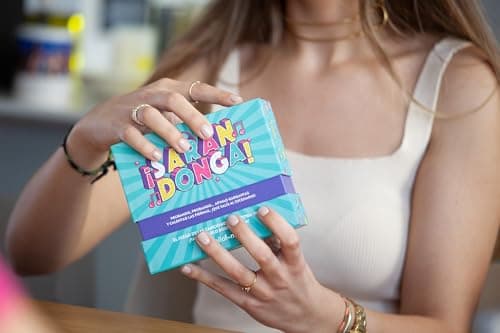 Detalle de Hellofun! Sarandonga: juego de música y risas para cantar, bailar y tararear (4-12 jugadores, 14+)