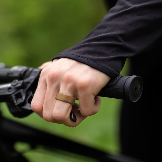 Detalle de King Will Silicone Wedding Rings (8mm) with Heart Groove – Black/Blue/Mint/Grey, 2.2mm Thick