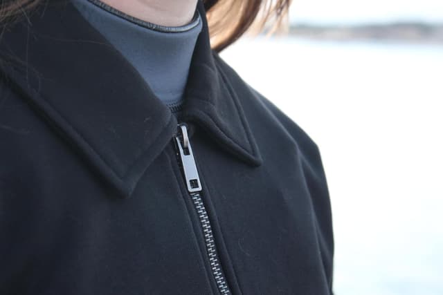 Detalle de Surf Monkey Sweat 1/4 zip en coton biologique et polyester recyclé – Col type polo