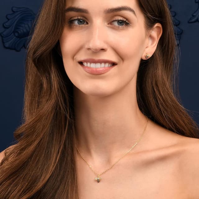 Detalle de Collier pendentif abeille Namana en laiton plaqué or 18 carats, détails émail noir