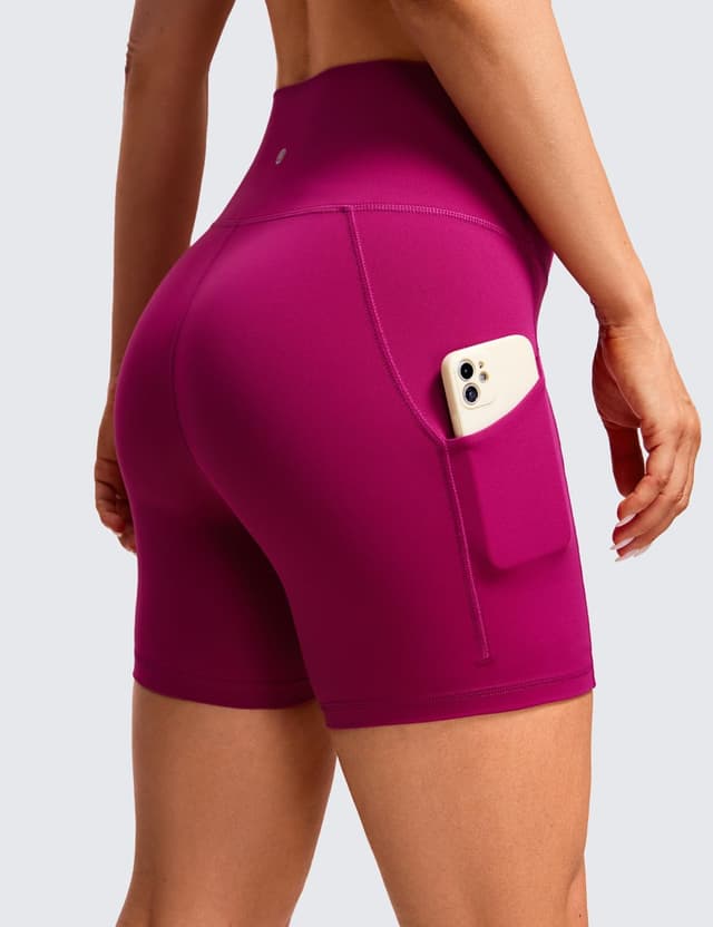 Detalle 2 de CRZ YOGA Butterluxe Short de motard femme 13 cm à taille haute, poches latérales – Magenta pourpre (taille 46)