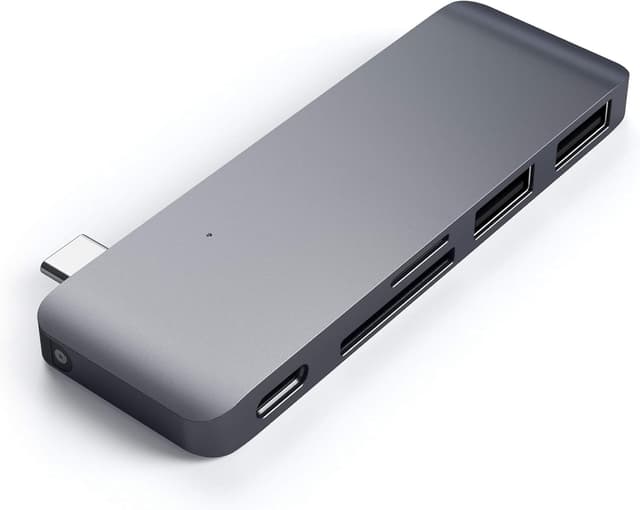 Detalle de SATECHI 5-in-1 USB-C Kombi Hub (Aluminium, Space Grau) mit 2× USB-A 3.0, Micro-/SD und Ladeanschluss