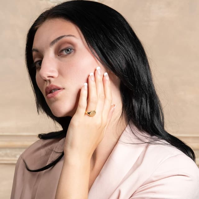 Detalle 2 de Anello regolabile Namana con sigillo rotondo classico e finitura spazzolata (ottone placcato oro 14 carati)