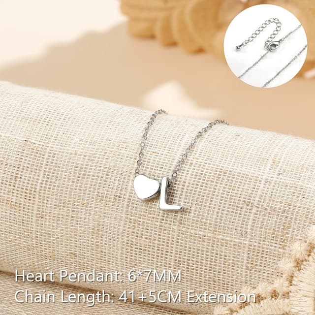 Detalle 2 de LOLIAS Herz-Buchstaben-Halskette aus Edelstahl (silber) mit kleinem Herz-Anhänger – personalisierte Namenskette